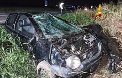 Prarolo: auto ribaltata nei campi a bordo strada