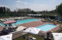 Ferragosto in piscina con musica e maxigrigliata