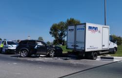Scontro tra auto e furgone alla rotonda di Larizzate
