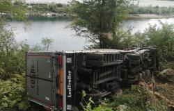 Bilico si rovescia nella scarpata sulla sponda destra del fiume Sesia