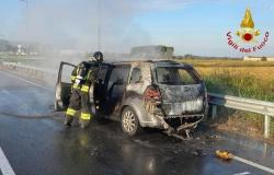 In fiamme un'autovettura alla rotonda per Costanzana