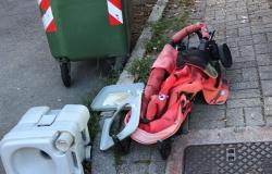 "Marciapiede tra via Alfieri e via Guicciardini invaso dai rifiuti"