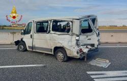 Fiat Ducato si schianta in autostrada: sette persone ferite