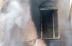 Incendio in un cortile delle case popolari in via Dante