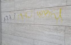 Vercelli: "Muri e chioschi imbrattati con la vernice"