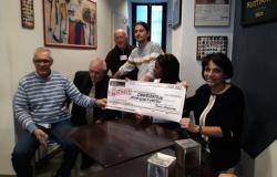 Dal libro "50 anni di... ambra rosa e azzurro" 500 euro ad Aism