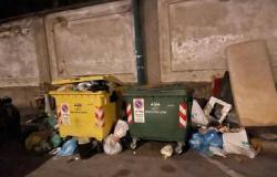 "Rifiuti abbandonati vicino all'ingresso secondario  della caserma Garrone"