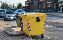 Corso Papa Giovanni Paolo II: "Questo materasso 'riposa' qui da 2 settimane..."