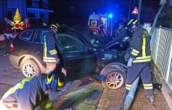 Rione Cappuccini: auto contro un palo della luce in via Carrozzino