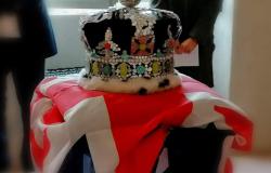 The Crown: opere di Massimiliano Fabris, tributo alla regina Elisabetta
