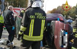 Auto si capovolge nella rotonda di piazza Solferino