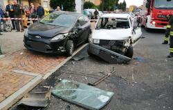 Centra un veicolo parcheggiato e si ribalta: grave l'automobilista