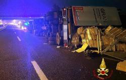 Camion si ribalta all'intersezione autostradale A26 A5 