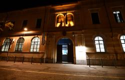La Questura si colora di arancione per dire "no" alla violenza sulle donne