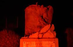 Motta de' Conti: il monumento ai Caduti si tinge di rosso 