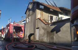 Incendio in una mansarda, una persona ustionata