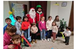 Un Babbo Natale "speciale" consegna doni ai figli dei finanzieri