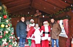 Babbo Natale è arrivato in piazza Cavour con renne ed elfi