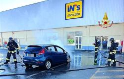 Auto a Gpl prende fuoco nel parcheggio, evacuato il discount