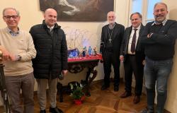 Statuina del presepe all’arcivescovo di Vercelli e al vescovo di Biella