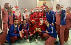 A Natale doni e sorrisi in ospedale con i volontari della Cri