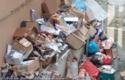 Corso Abbiate: "Da oltre 15 giorni non viene ritirata la carta"