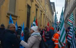 Gestione del servizio idrico, un presidio davanti alla sede di Egato2