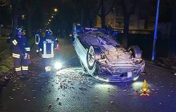 Auto ribaltata in corso Rigola al centro della carreggiata