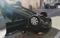 Borgosesia: auto si ribalta in centro, una donna ferita