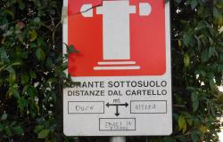 Su un cartello scritte inneggianti al nazifascismo e all'antisemitismo