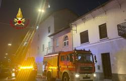 A fuoco il tetto di una casa, nessun ferito
