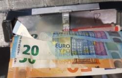 Al bancomat denaro intrappolato con un dispositivo: due arresti