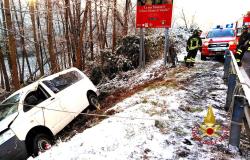 Borgosesia: furgone si ribalta fuori strada