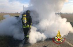 Santhià: auto in fiamme sulla Sp 53