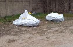 Una piccola discarica in via Birago