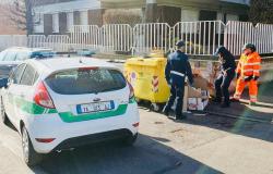 Rifiuti abbandonati vicino al cassonetto