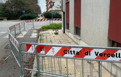 Vercelli: "In corso XXVI aprile le transenne sono lì da oltre un anno"