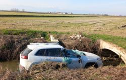 Lignana-Strada delle Grange: auto finisce in un cavo irriguo