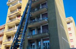 Borgosesia: tettoia rischia di cadere sulla strada a causa del vento