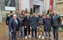 La squadra dell'Engas Hockey Vercelli in visita alla mostra su Manzù