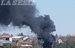 Trattore in fiamme dietro al cimitero di Balocco