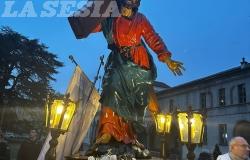 Vercelli: le immagini della Processione delle Macchine