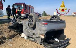 Tronzano: scontro tra un'auto e un furgone, una donna in ospedale