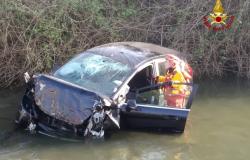 Auto finisce nel rio Orfinale tra Olcenengo e Casanova Elvo