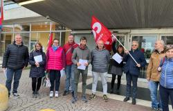 Volantinaggio di Cgil, Cisl, Uil davanti all'ospedale