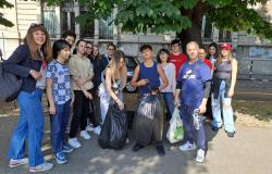 Gli alunni di Lanino e Cavour ripuliscono corso Italia e corso Palestro
