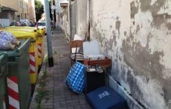 "Via Parini: i rifiuti si accumulano sempre più"