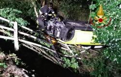 Borgosesia: esce di strada in curva sul ponte del torrente Strona