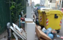 Via Siracusa: "Il marciapiede è una discarica di rifiuti"