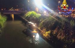 Finisce nel canale con l'auto, ma era ubriaca: denunciata una donna
